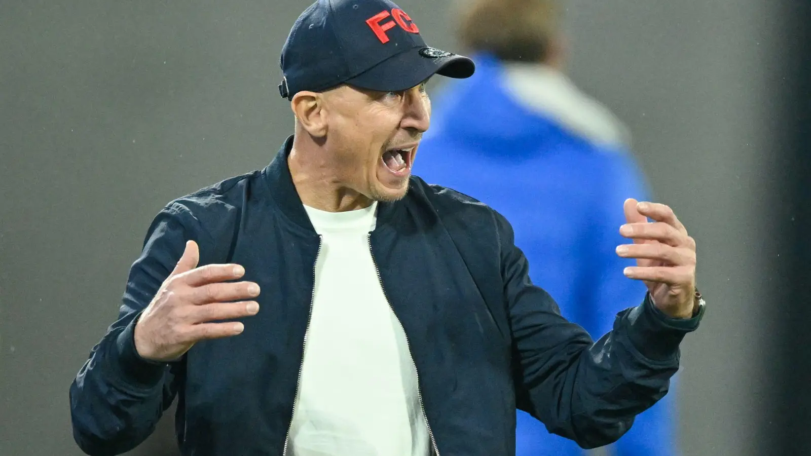 FC-Coach Struber fordert ein anderes Gesicht seines Teams (Foto: Uwe Anspach/dpa)