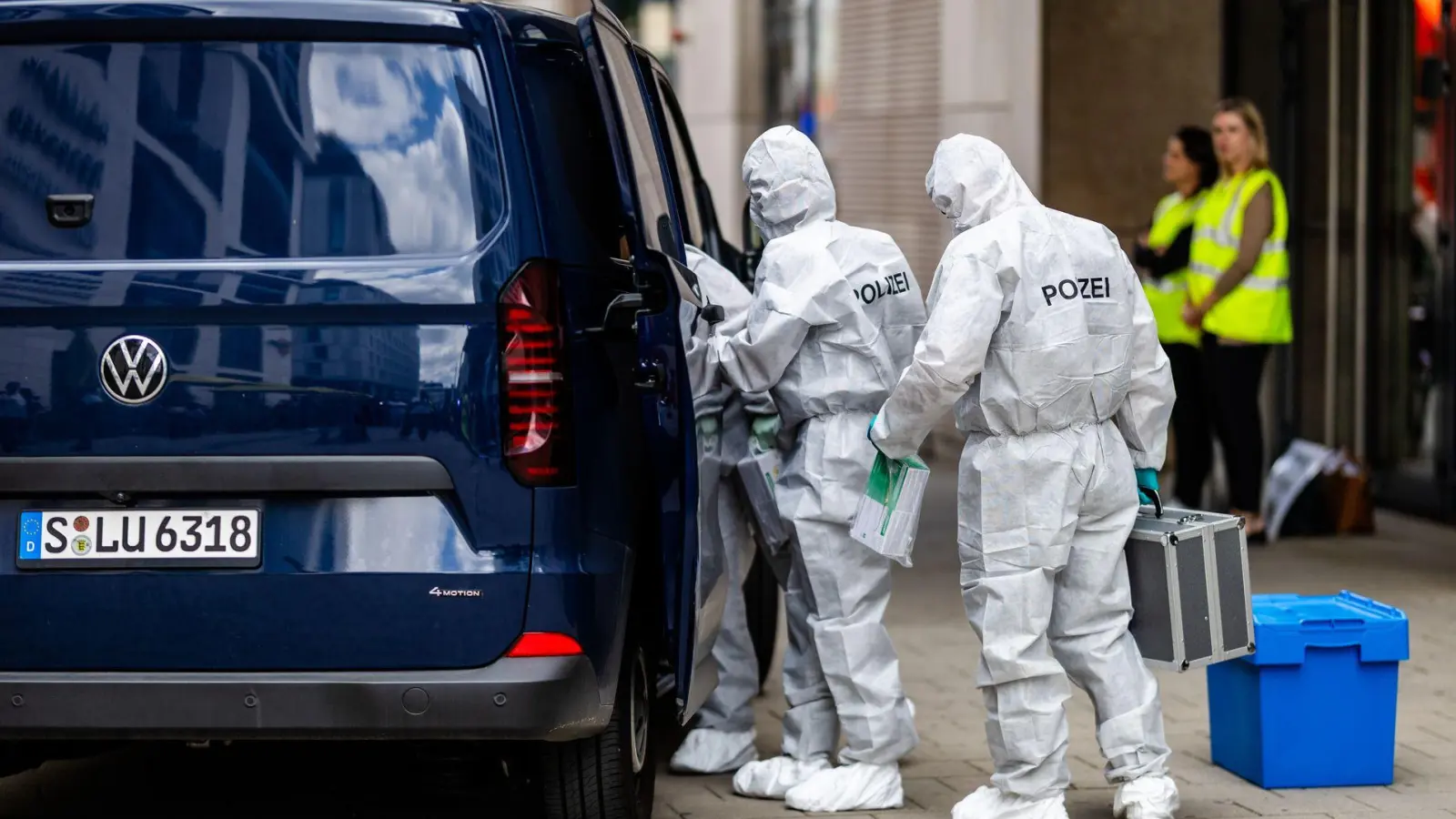 Die Spurensicherung ist im Einsatz. (Foto: Christoph Schmidt/dpa)