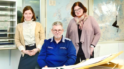 Sie bügeln die Fehler aus, die beim Erfassen der vielen Anzeigen und beim schnellen Schreiben der Artikel schon mal passieren: Die Korrektoren Lisa Renz-Hübner (links), Jürgen Zengel, Susanne Stark... (Foto: Jim Albright)