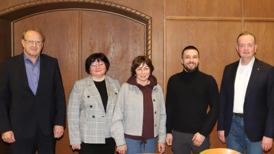 Nataliia Koziaretska (Zweite von links) und Anton Korol (Zweiter von rechts) kamen vor drei Jahren als Geflüchtete aus der Ukraine. Sie sprachen jetzt mit OB Thomas Deffner (rechts) sowie mit der Integrationsbeauftragten der Stadt, Iryna Savchenko, und Sozialreferent Holger Nießlein. (Foto: Oliver Herbst)