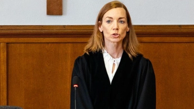 Die Vorsitzende Richterin (M) bei der Urteilsverkündung.  (Foto: Laszlo Pinter/dpa)
