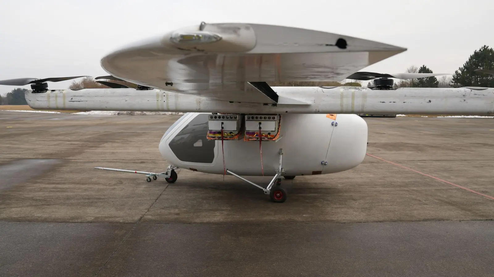 Ein Prototyp des fliegenden Krankenwagens, den das oberbayerische Start-Up ERC System in Kooperation mit der Luftrettung DRF entwickelt. (Foto: Ehsan Monajati/dpa)