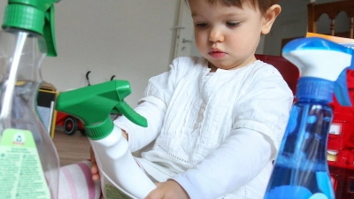 Hat das Kind Putzmittel zu sich genommen, ist ein Anruf beim Giftnotruf sinnvoll, um Profis die Situation einschätzen zu lassen. (Foto: Bodo Marks/dpa-tmn)