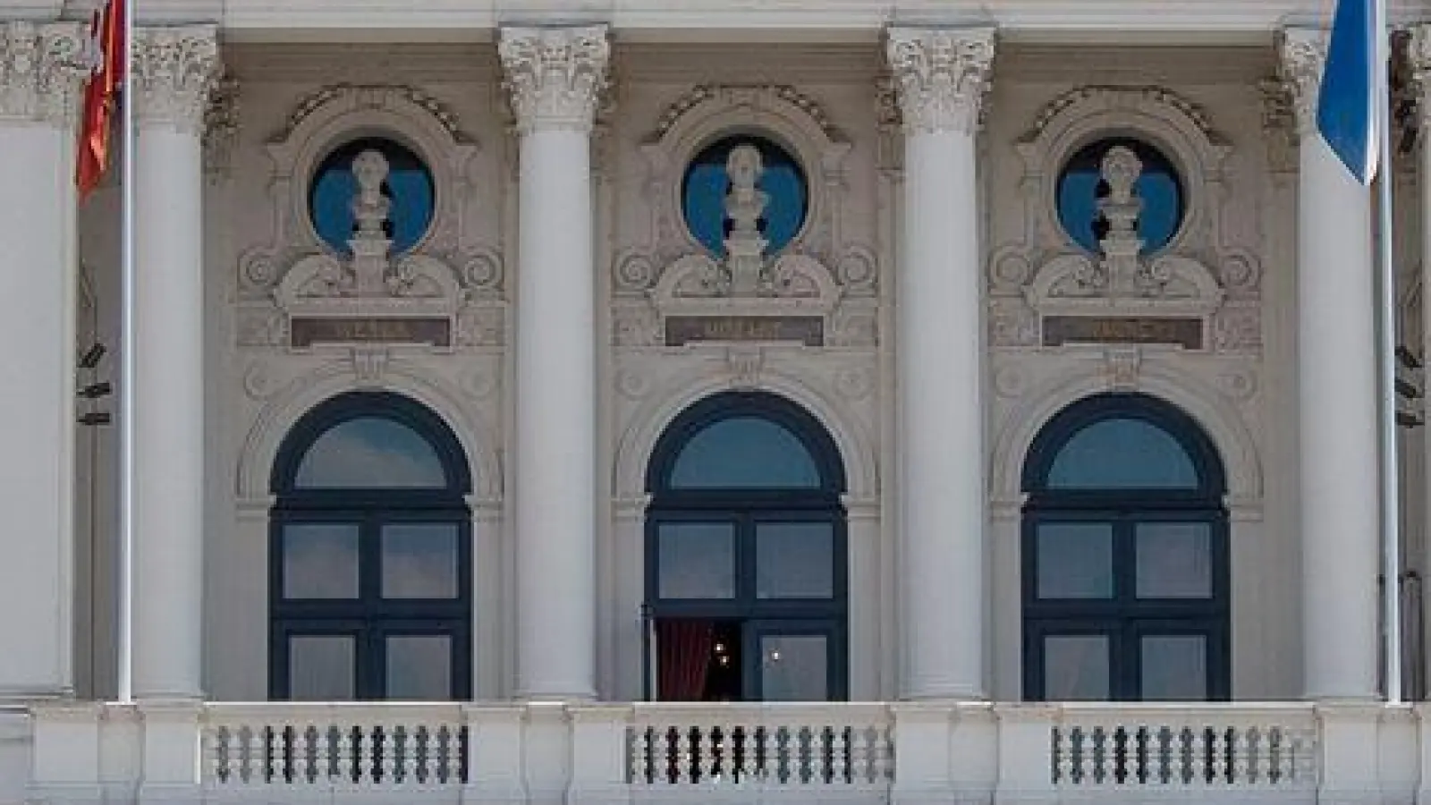 Das Opernhaus Zürich liegt in einer Kritikerumfrage vorn. (Archivbild) (Foto: Melanie Duchene/Keystone/dpa)