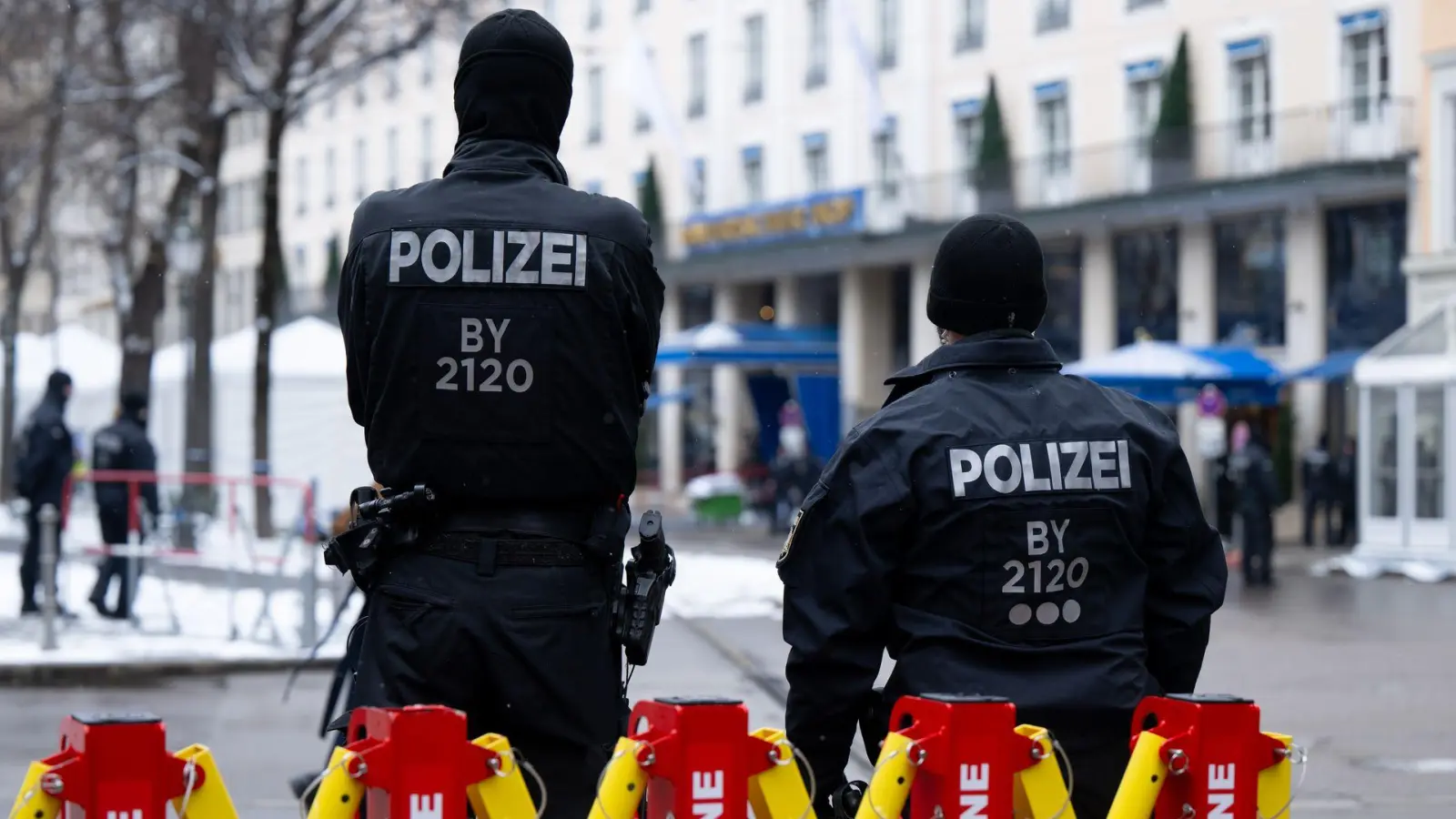 Die Polizei habe die „komplexe Einsatz- und Versammlungslage bravourös gemeistert“, so Bayerns Innenminister.  (Foto: Sven Hoppe/dpa)