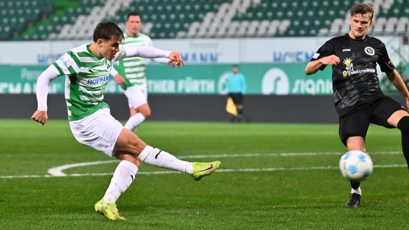 Marlon Fries (links) erzielt das 1:0 für Fürth, der Ansbacher Matthias Hahn sah dabei nicht gut aus. (Foto: Sportfoto Zink)