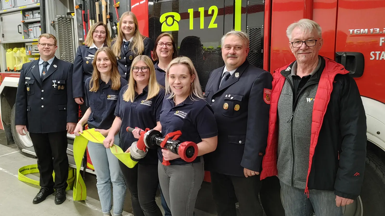 Sven Oberndörfer, Lea Kroner, Bianca Kittel, Lisa Endreß, Petra Steffen, Sandra Limbacher, Lea Meyer, Markus Kohler und Peter Bauereiß (von links) freuen sich auf den Startschuss für die Kinderfeuerwehr. (Foto: Katrin Merklein)