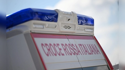 Beim Paddeln auf einem Fluss ist ein deutscher Urlauber in Italien ertrunken. (Symbolbild) (Foto: Marijan Murat/dpa)