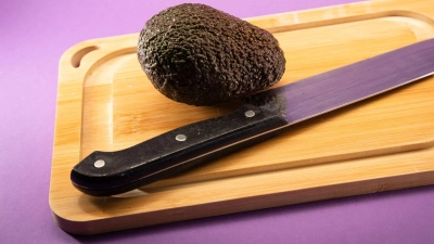 Wie schneidet man eine Avocado richtig? (Foto: Christin Klose/dpa-tmn)