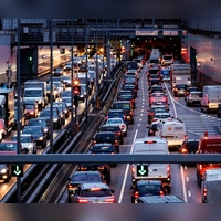 Im Berufsverkehr ist in Deutschlands Pendlerhauptstadt nicht nur bei Autofahrern oft Geduld gefragt. (Symbolbild) (Foto: Matthias Balk/dpa)