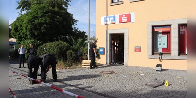 In der Filale des Geldinstituts in Colmberg detonierte in der Nacht zum Montag ein Automat. Am Vormittag danach war hier die Polizei in Aktion. (Foto: Gudrun Bayer)