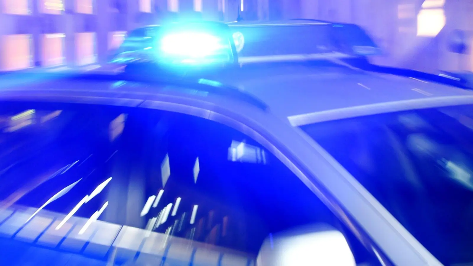 Ein 52 Jahre alter Fahrer prallt mit seinem Auto gegen einen Baum und stirbt. (Archivbild) (Foto: Carsten Rehder/dpa)