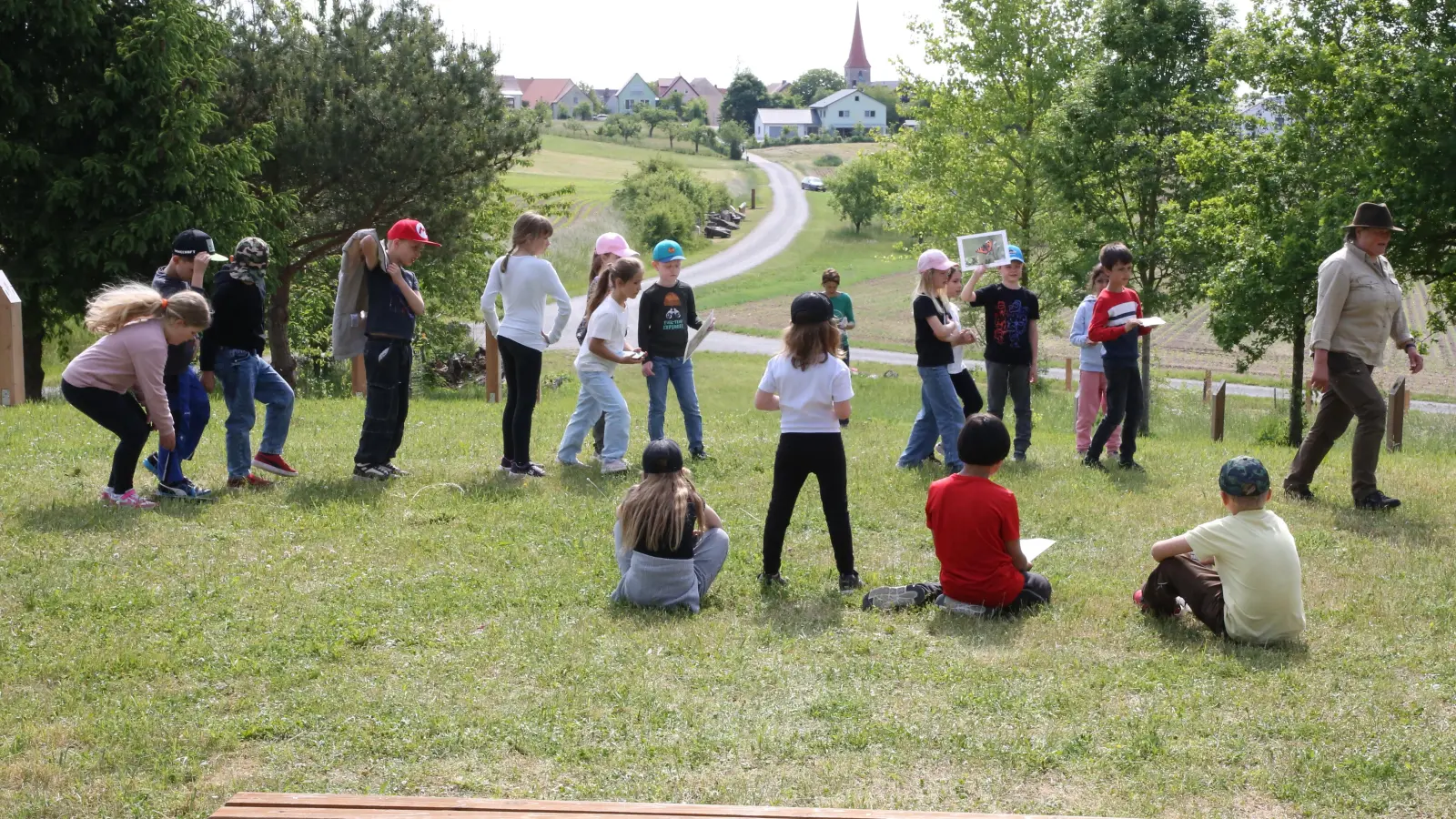 Die zweite Klasse der Grundschule Flachslanden weihte den sanierten Naturlehrpfad am Landschafts- oder Rossweiher ein. (Foto: Alexander Biernoth)