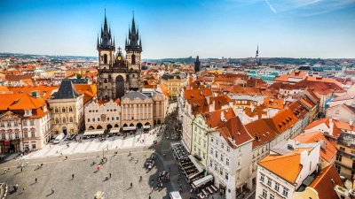 Prags bedeutenster Platz: der Altstädter Ring. (Foto: Prague City Tourism/dpa-tmn)