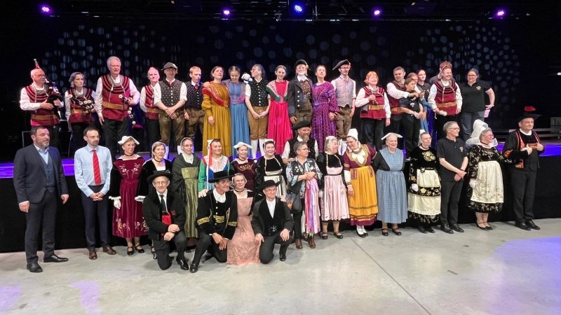 Höhepunkt der Jubiläumsfeierlichkeiten in Athis-Mons war ein Kulturabend mit Vorführungen von dortigen Gruppen, aber auch vom Schäfertanz. Das Foto zeigt einige Aktive mit den Rathauschefs Jean-Jacques Grousseau und Christoph Rösch (vorne, von links). (Foto: Partnerschaftsverein Rothenburg)