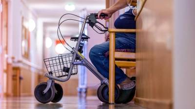 Die meisten Deutschen möchten bei Pflegebedürftigkeit nicht in einem Heim untergebracht werden. Das ergab eine Befragung der Deutsche Stiftung Patientenschutz. (Foto: Jens Büttner/dpa)