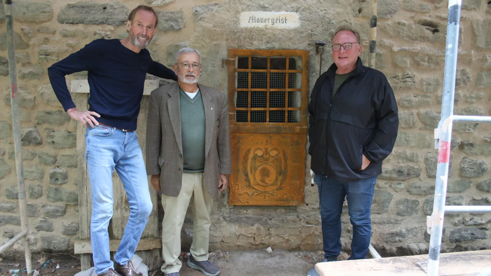 Oberbürgermeister Dr. Christoph Hammer, Kurator Hubertus Schmidt und Hochbautechniker Andreas Ganßer (von links) wollten den Mauergeist mit seiner neuen Tür besuchen. Doch auch für sie war er nicht zu Hause. (Foto: Stefan Neidl)