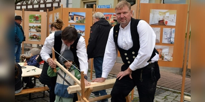 Einige Handwerker aus der Uffenheimer Region präsentieren sich auf dem Markt und versuchen auch gleich, den Nachwuchs zu begeistern. (Foto: Johannes Zimmermann)