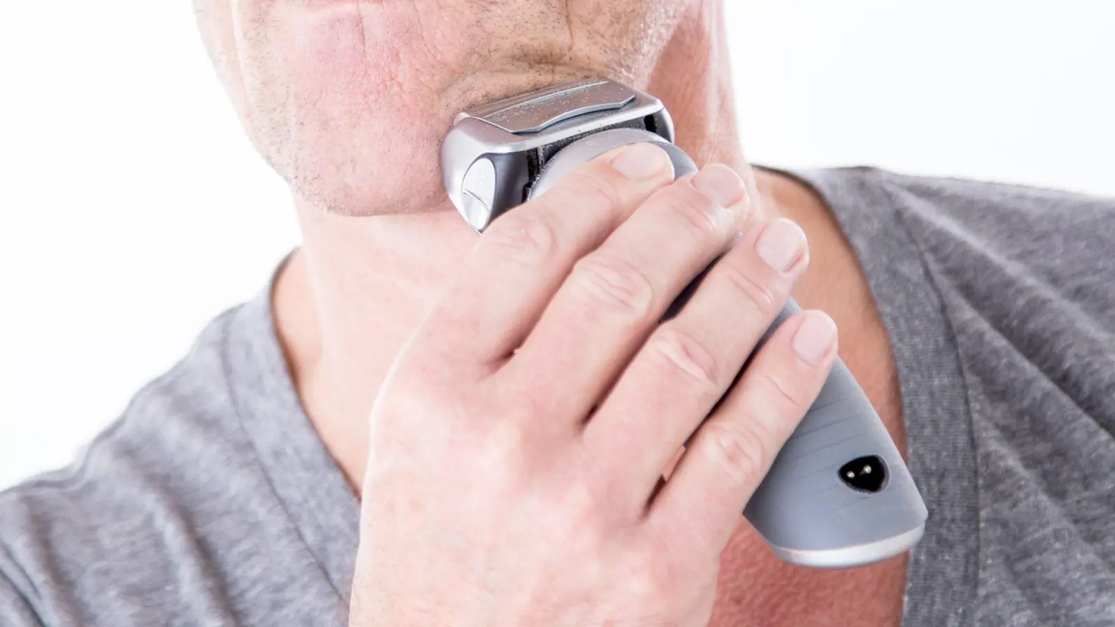 Verschiedene Rasierertypen bieten individuelle Lösungen: Ergonomische Griffe und sanfte Scherköpfe erhöhen den Komfort und beugen Hautirritationen vor. (Foto: Christin Klose/dpa-tmn)