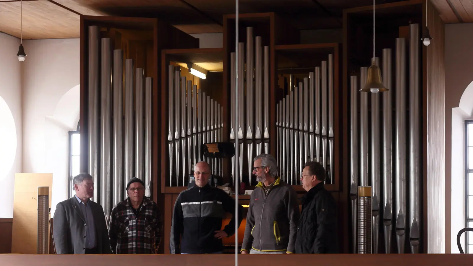 Vor der sanierten und klanglich neu geordneten Steinmeyer-Orgel von St. Laurentius in Elpersdorf (von links): Professor Dr. Alfred Seiferlein vom Orgelausschuss, Orgelbauer Norbert Riemer, Orgelsachverständiger Rainer Dietz, Orgelbauer Jörg Maderer und Kirchenvorstand Paul Reuter. (Foto: Thomas Wirth)