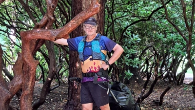 Endlich kühlender Schatten. Der „Pilgerwagennomade” Detlef Bonnemann weiß auf seinen Wandertouren auch die kleinen Dinge des Lebens zu schätzen. Schon bald ist er mit seinem Anhänger auch im Landkreis auf Tour. (Foto: privat)