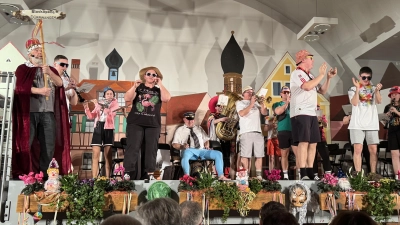 Mit ihrem chaotischen „Flug zum Bierkönig nach Malle“ brachte die Blaskapelle Dürrwangen kräftig Stimmung in den Saal.<br><br> (Foto: Stefan Baumgärtner)
