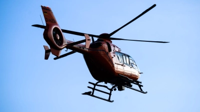 Ein Rettungshubschrauber flog den schwer verletzten Rennradfahrer in das Klinikum Ansbach. (Symbolbild: Julian Stratenschulte/dpa)