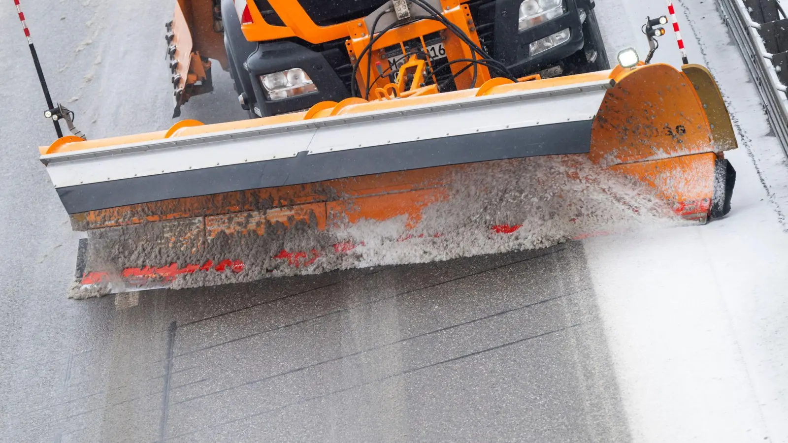 Die Glättegefahr lässt nach. (Foto: Peter Kneffel/dpa)