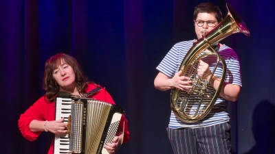 Bei ihrem Bulgakow-Abend in den Ansbacher Kammerspielen: Veronika Eismont (links) und Katja Schumann. (Foto: Martin Stumpf)