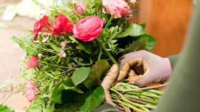 Blumensträuße sind beliebte Geschenke am Valentinstag. Frühblüher wie Tulpen, Narzissen oder Ranunkeln sind eine schöne heimische Alternative zu den sonst üblichen Rosen. (Foto: Klaus-Dietmar Gabbert/dpa-tmn)