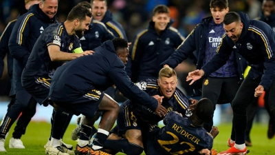 Bereit für Bayern: Kroos und Co. feiern Rüdiger nach seinem verwandelten Elfmeter. (Foto: Dave Thompson/AP)