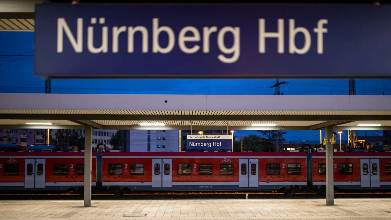 Die Bahn meldete eine Sperrung des Nürnberger Hauptbahnhofs - ein Fehler. (Archivbild) (Foto: Daniel Karmann/dpa)