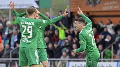 Da war die Welt noch in Ordnung für Ansbach: Ben Müller (rechts) jubelt über seinen Treffer zum 1:0. (Foto: Martin Rügner)