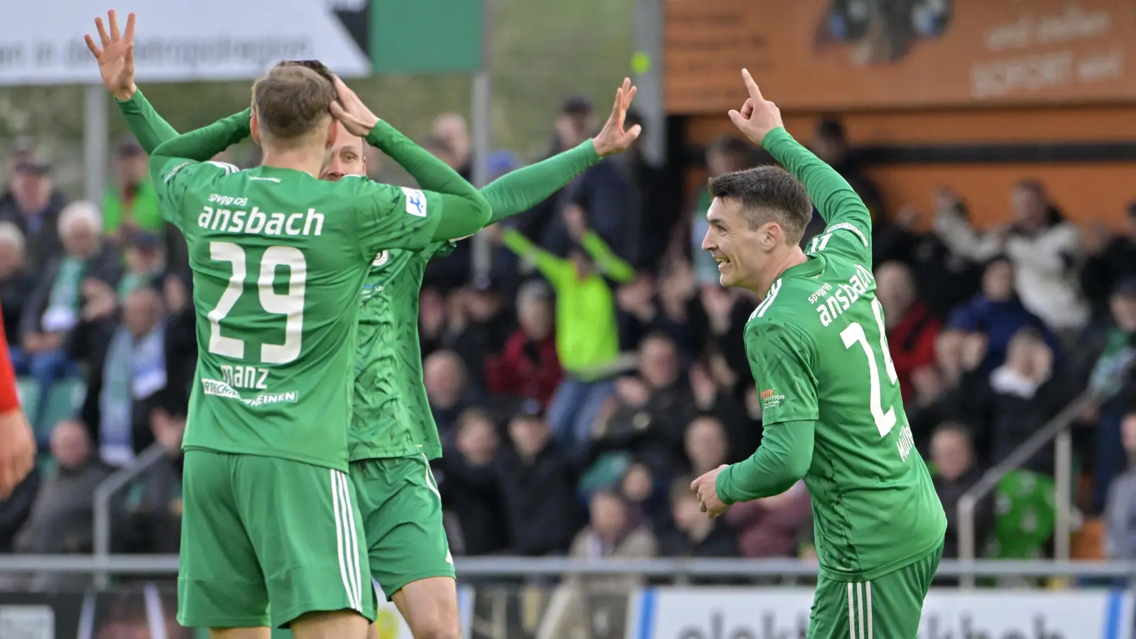 Da war die Welt noch in Ordnung für Ansbach: Ben Müller (rechts) jubelt über seinen Treffer zum 1:0. (Foto: Martin Rügner)