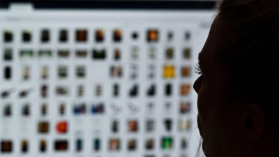 In Westmittelfranken hat die Kriminalpolizei gleich an mehreren Orten Haushalte wegen kinderpornografischen Materials durchsucht. (Symbolbild: Arne Dedert/dpa)