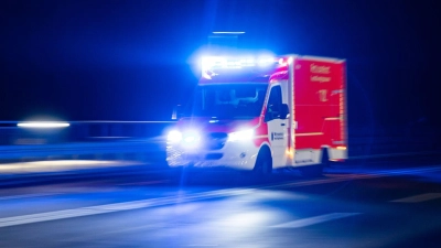 Sanitäter bringen die Schwerverletzten in ein Krankenhaus. (Symbolbid) (Foto: Marcel Kusch/dpa)