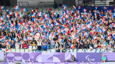 Die Fans im Stade de France haben Transgender-Sprinterin Valentina Petrillo positiv in Empfang genommen. (Foto: Julian Stratenschulte/dpa)