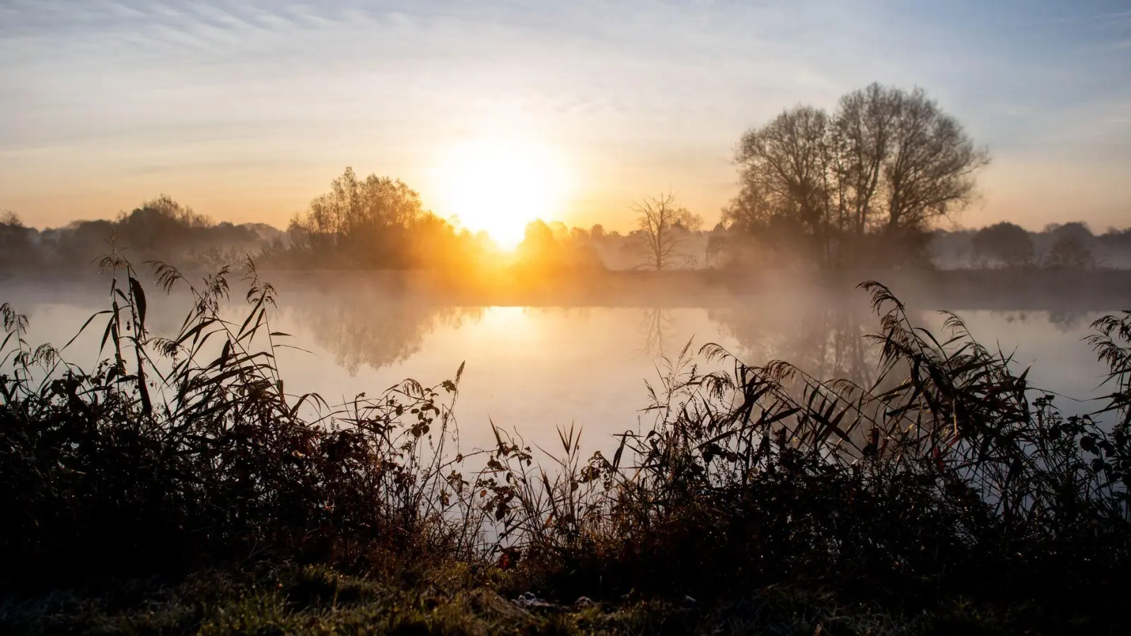 Das Herbstwetter ist auch in der kommenden Woche stabil (Foto: Hauke-Christian Dittrich/dpa)