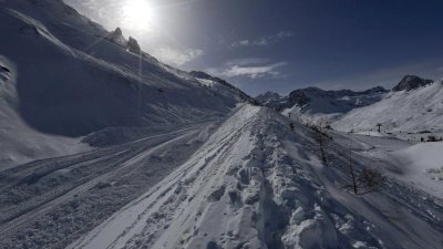 Eine Lawine hat in den französischen Alpen zwei Skifahrer in den Tod gerissen (Archivbild). (Foto: picture alliance / Luca Bruno/AP/dpa)