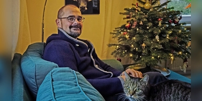 Daheim mit Kater Findus: Bastian Hupfer, Tenor bei Viva Voce seit 1998. (Foto: Elke Walter)