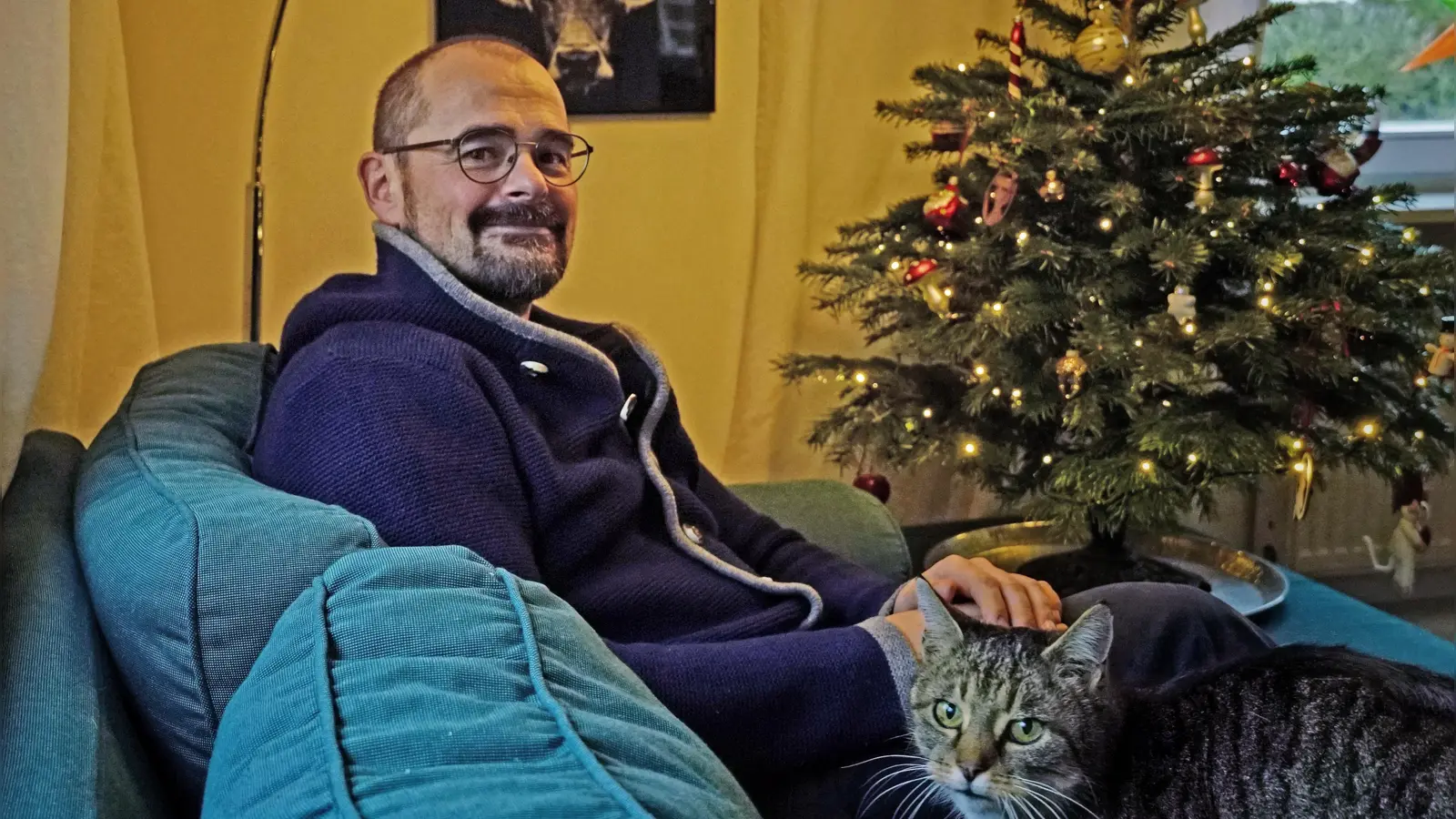 Daheim mit Kater Findus: Bastian Hupfer, Tenor bei Viva Voce seit 1998. (Foto: Elke Walter)