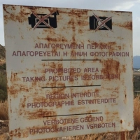 Dieses Schild ist kein Deko-Element. Fotografierverbote gelten in vielen Ländern, besonders rund um Militär- und Sicherheitsbereiche. (Foto: Till Simon Nagel/dpa-tmn)