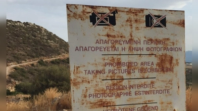 Dieses Schild ist kein Deko-Element. Fotografierverbote gelten in vielen Ländern, besonders rund um Militär- und Sicherheitsbereiche. (Foto: Till Simon Nagel/dpa-tmn)