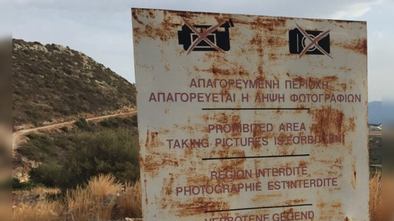 Dieses Schild ist kein Deko-Element. Fotografierverbote gelten in vielen Ländern, besonders rund um Militär- und Sicherheitsbereiche. (Foto: Till Simon Nagel/dpa-tmn)