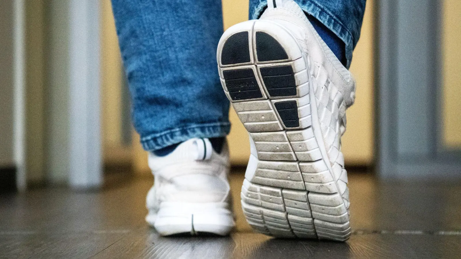 Für den 19-Jährigen fängt die Not schon bei einfachem Schuhwerk für den Winter an. (Symbolbild: Bernd Diekjobst/dpa-tmn)