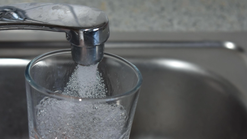 Wenn es nach dem Windsbacher Stadtrat geht, würde die Reckenberg-Gruppe weniger Trinkwasser in andere Gebiete verkaufen.  (Symbolbild: Ute Niephaus)