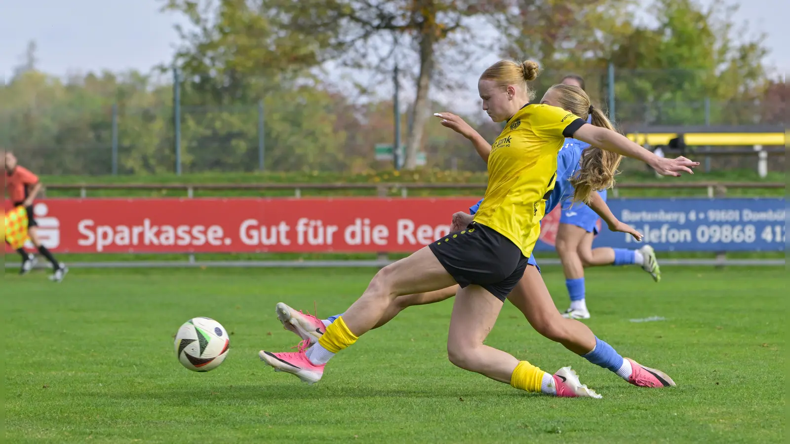 Solveig Schlitter (in einem anderen Spiel) brachte den SV Weinberg mit zwei Treffern in Führung, am Ende hieß es jedoch 2:2. (Foto: Martin Rügner)