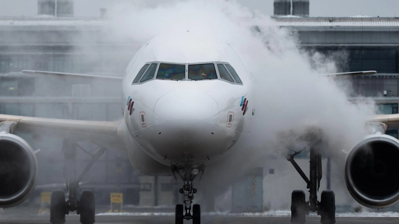 Außergewöhnliche Umstände, oder nicht? Bei Flugausfällen und großen Verspätungen infolge von winterlicher Witterung gehen Betroffene oft leer aus. (Foto: Christophe Gateau/dpa/dpa-tmn)