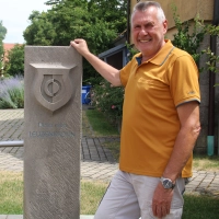 Hermann Uhl, der die Bürgermedaille für sein Engagement erhalten hat, war von 1996 bis 2014 für die SPD im Stadtrat und von 2020 bis 2026 für die FRV. Hier steht er am Brunnen in Leuzenbronn. (Foto: Clarissa Kleinschrot)
