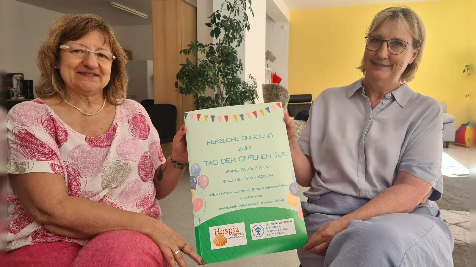 Angelika Stegmayer (links) und Gisela Heusinger-Herz laden zum Tag der offenen Tür in die Krämergasse 2 in Bad Windsheim ein. (Foto: Anna Franck)